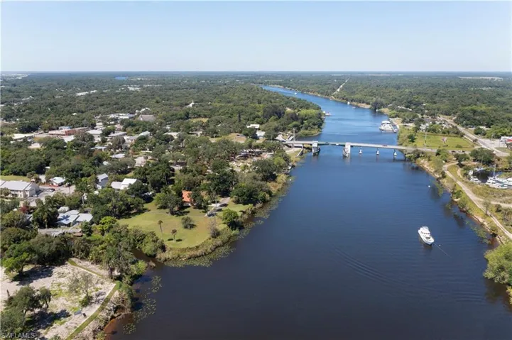 233 De Soto Ave, Labelle, Florida 33935