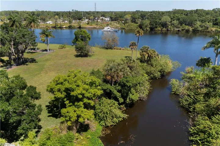 233 De Soto Ave, Labelle, Florida 33935