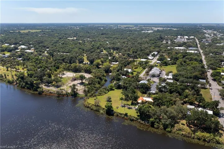 233 De Soto Ave, Labelle, Florida 33935