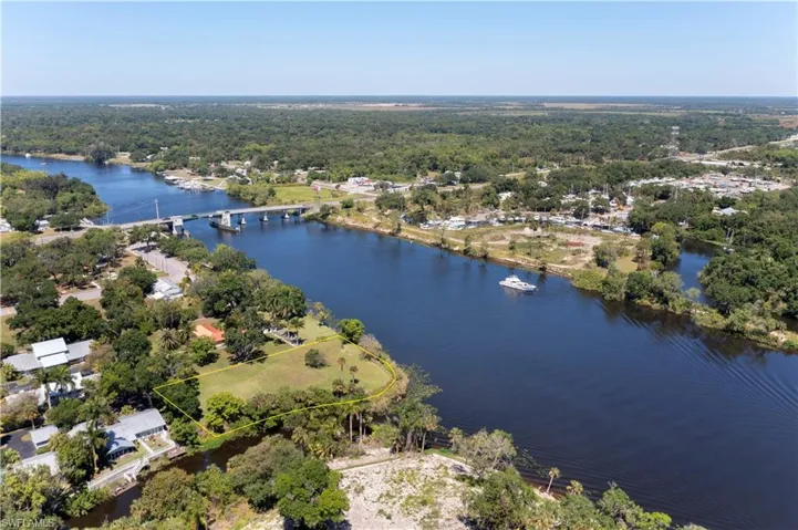 233 De Soto Ave, Labelle, Florida 33935