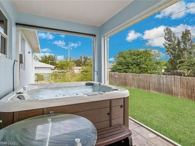 Sunroom / solarium with a hot tub
