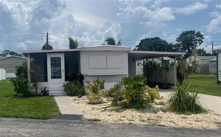 104  Coachlight  LN, North Fort Myers, FL 33917
