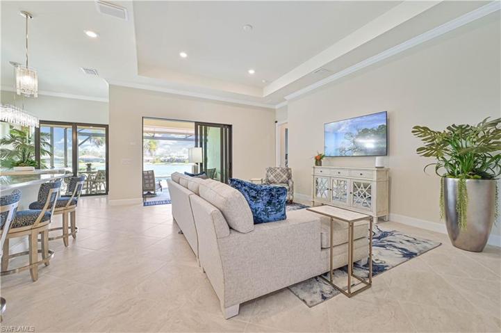 6830 Greenbriar CT, NAPLES FL 34114