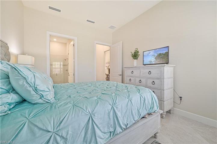 6830 Greenbriar CT, NAPLES FL 34114
