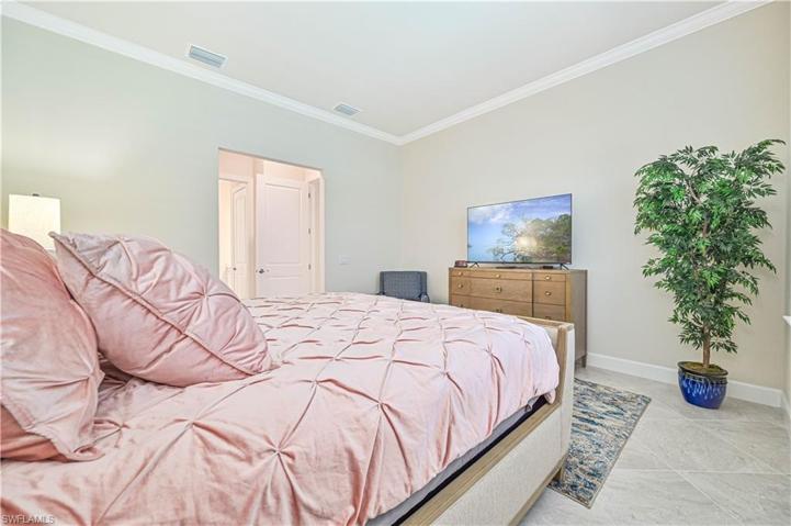 6830 Greenbriar CT, NAPLES FL 34114