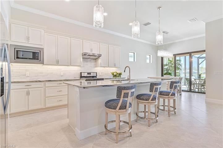 6830 Greenbriar CT, NAPLES FL 34114