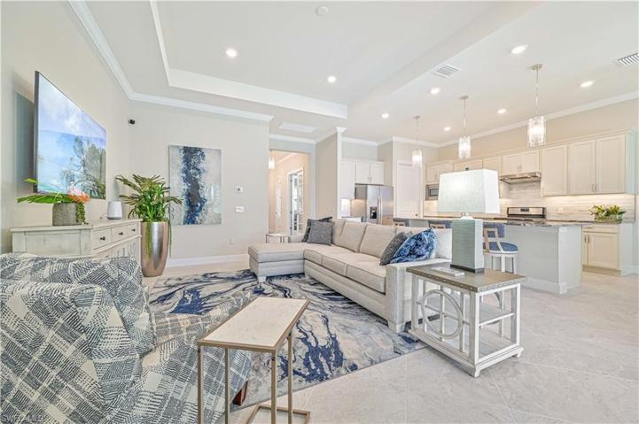 6830 Greenbriar CT, NAPLES FL 34114