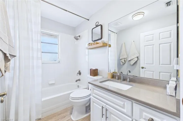 Guest Bathroom tub/shower