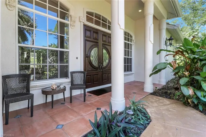 Doorway to property featuring a porch and stucco siding