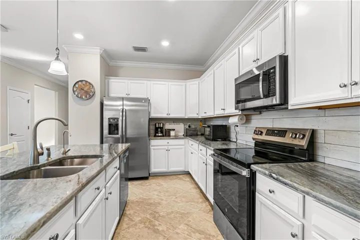 CABINETS GALORE! HIGH-END GE STAINLESS STEEL APPLIANCES WITH 42" WHITE SHAKER CABINETS.