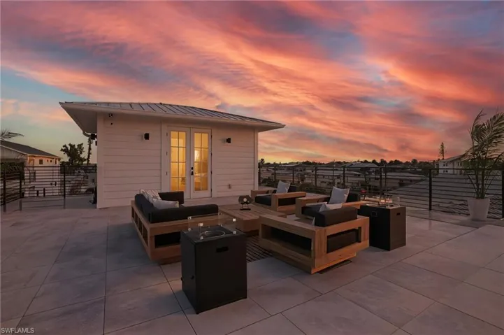 Roof Top Deck with Bathroom and Hot Tub