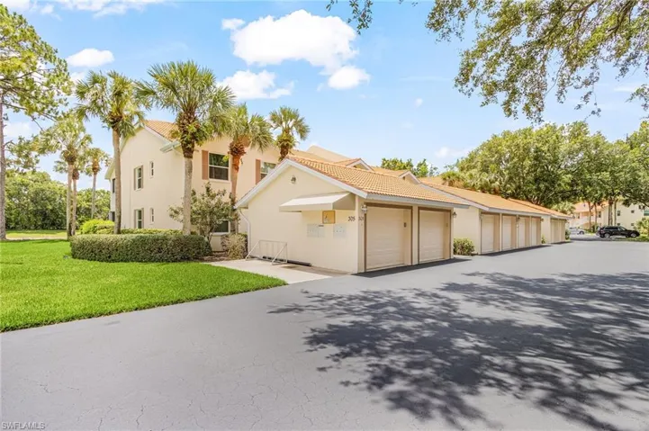 305 Robin Hood Cir 204, Naples, Florida 34104