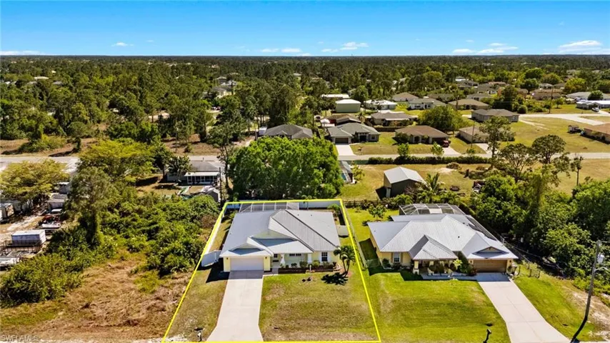 Bird's eye view with a residential view and a wooded view