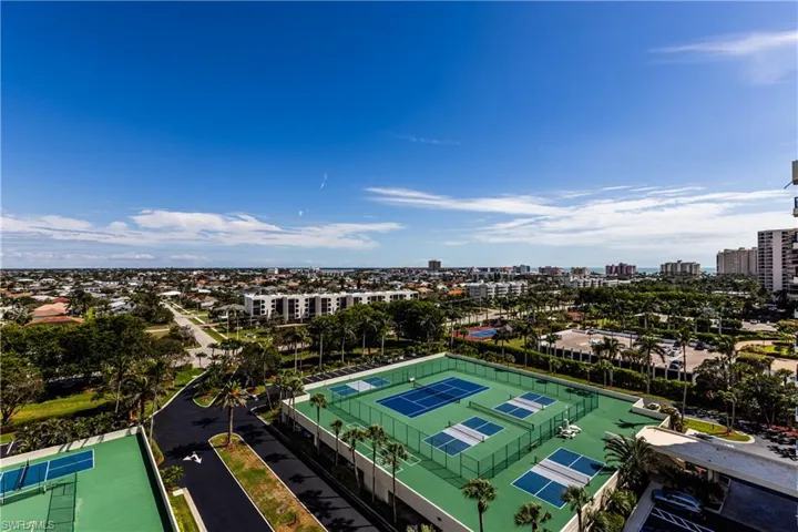 Bird's eye view with a view of city