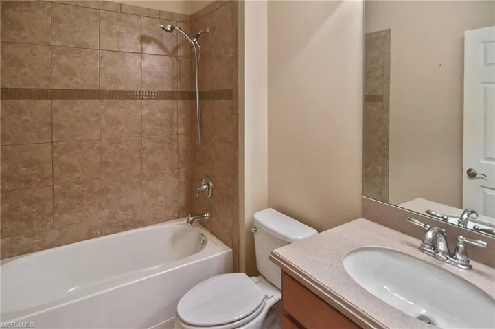 3rd Bathroom w/ tub
