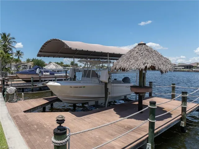 Dock, lift & tiki