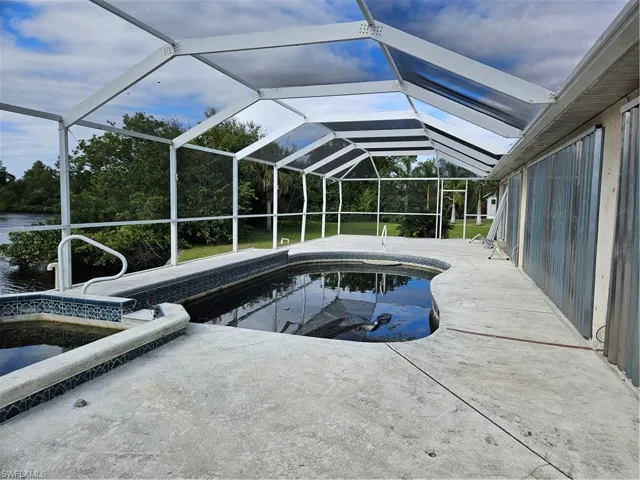 Screened pool lanai with spa & large patio area for entertaining
