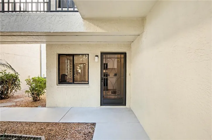 Condo entry to kitchen