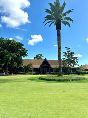 Clubhouse circular entry with putting green