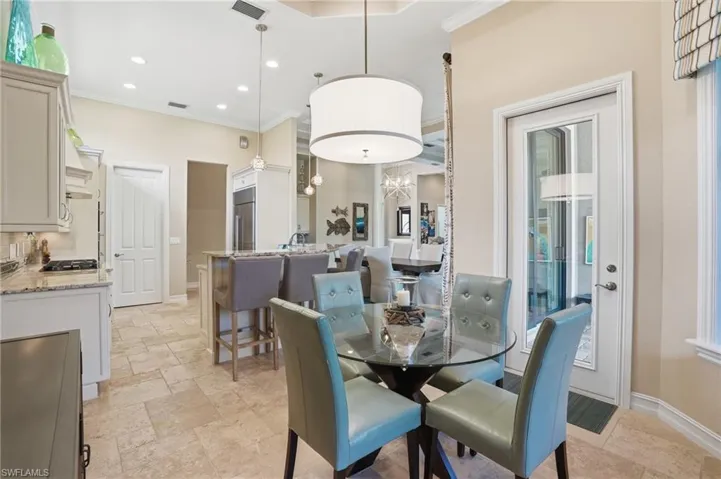 6453  Costa  CIR, Naples, FL 34113