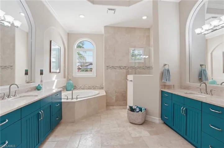 6453  Costa  CIR, Naples, FL 34113