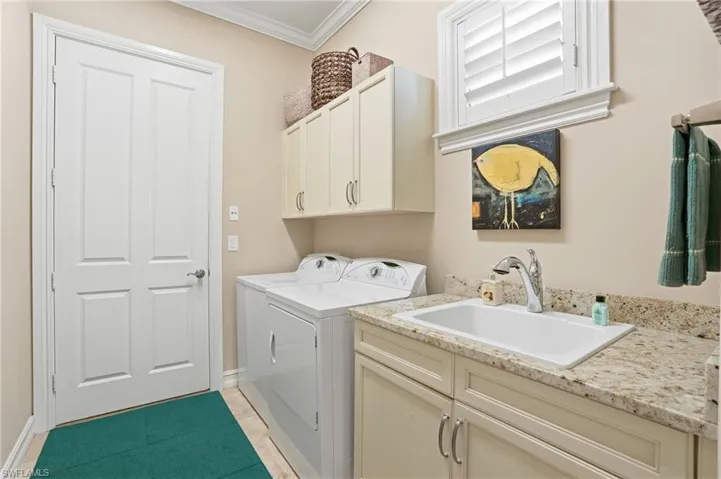 6453  Costa  CIR, Naples, FL 34113