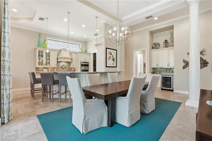 6453  Costa  CIR, Naples, FL 34113
