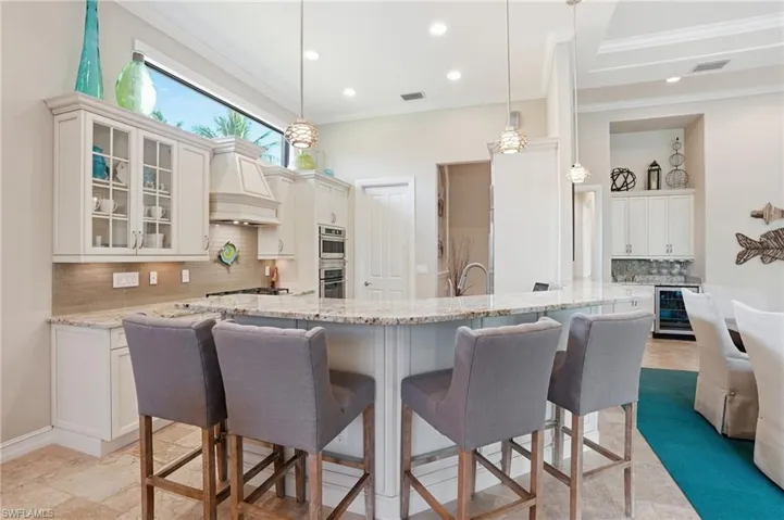 6453  Costa  CIR, Naples, FL 34113