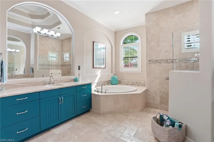 6453  Costa  CIR, Naples, FL 34113