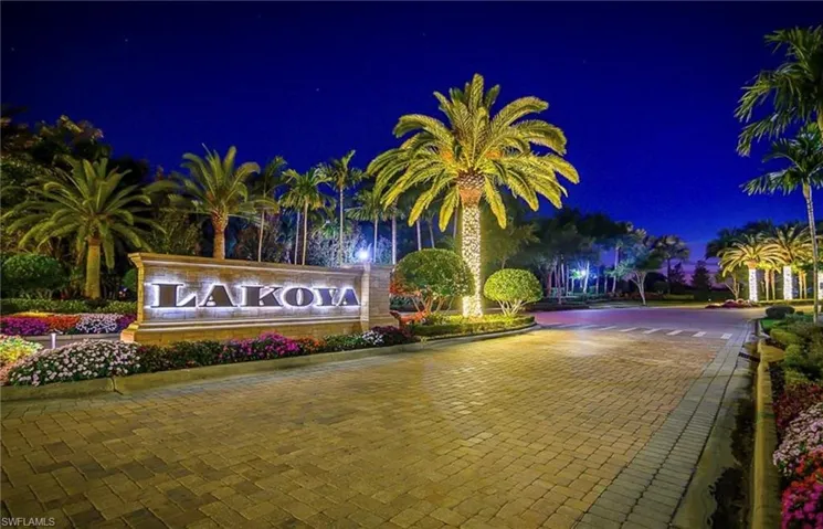 6453  Costa  CIR, Naples, FL 34113