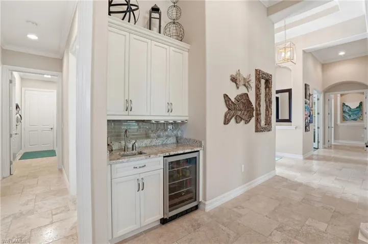 6453  Costa  CIR, Naples, FL 34113