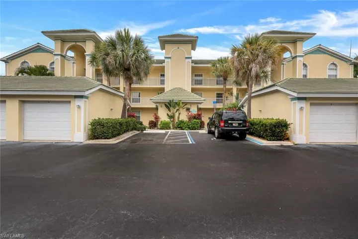 15505  Cedarwood  LN, Naples, FL 34110