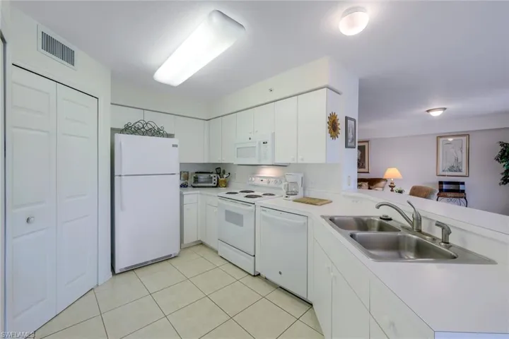 15505  Cedarwood  LN, Naples, FL 34110