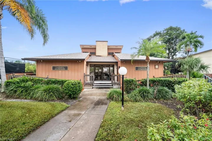View of front of property featuring a front yard