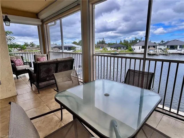 Step out onto the screened-in balcony and take in peaceful waterfront views of the boardwalk and passing boats. It’s the perfect spot to enjoy the sunrise, have a cup of coffee, dine outdoors, sip cocktails, or simply relax as you watch boats come and go along the canal.