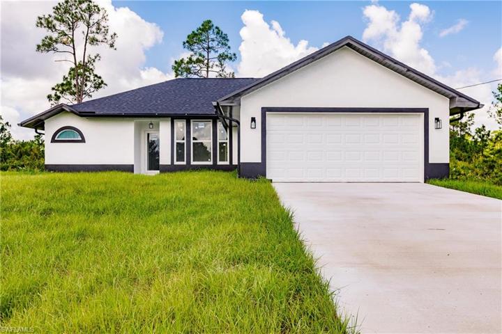 816  Maple N AVE, Lehigh Acres, FL 33972