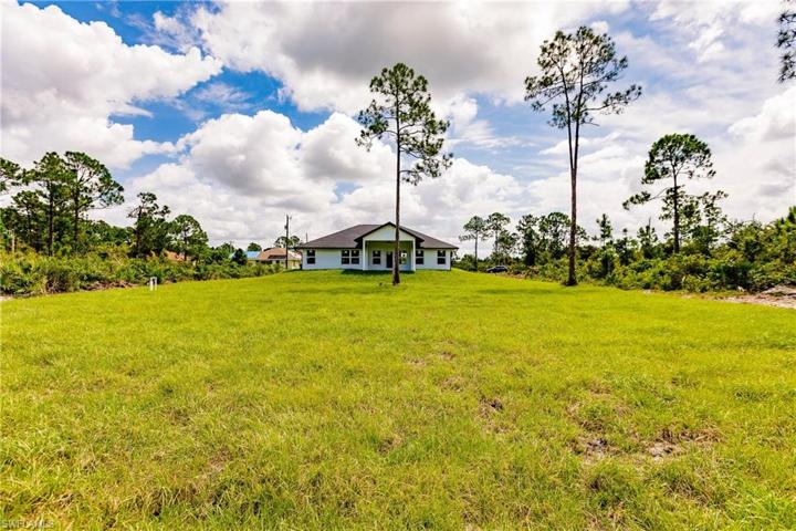 816  Maple N AVE, Lehigh Acres, FL 33972