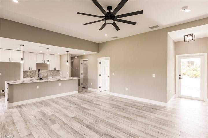 816  Maple N AVE, Lehigh Acres, FL 33972