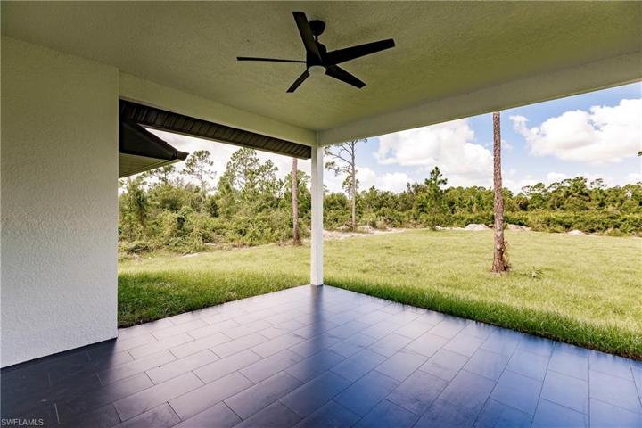 816  Maple N AVE, Lehigh Acres, FL 33972