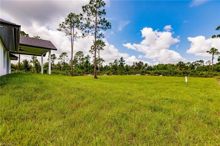 816  Maple N AVE, Lehigh Acres, FL 33972