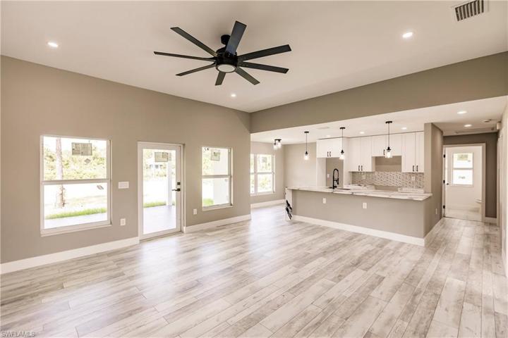 816  Maple N AVE, Lehigh Acres, FL 33972