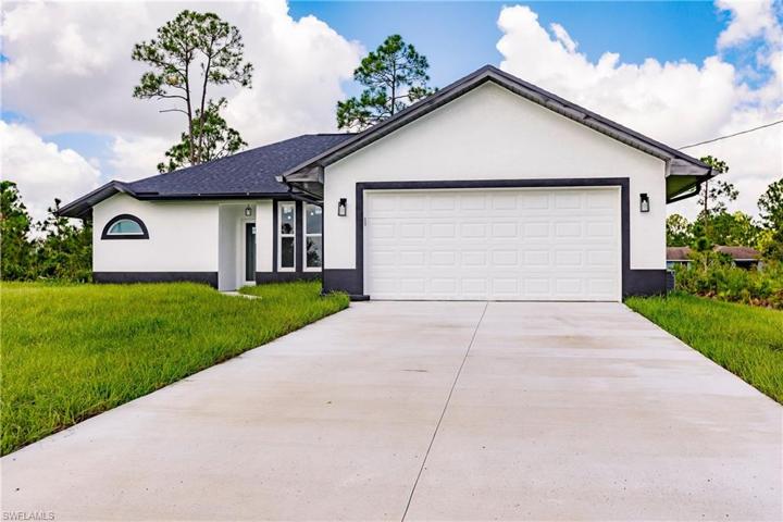 816  Maple N AVE, Lehigh Acres, FL 33972