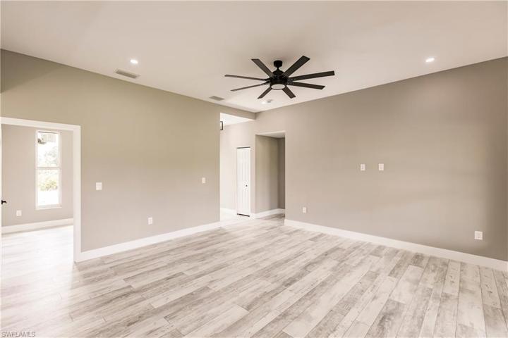 816  Maple N AVE, Lehigh Acres, FL 33972
