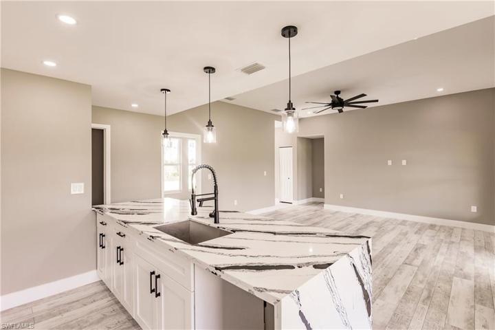 816  Maple N AVE, Lehigh Acres, FL 33972