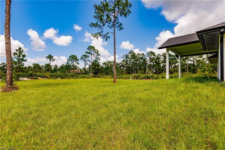 816  Maple N AVE, Lehigh Acres, FL 33972