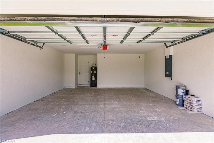 816  Maple N AVE, Lehigh Acres, FL 33972