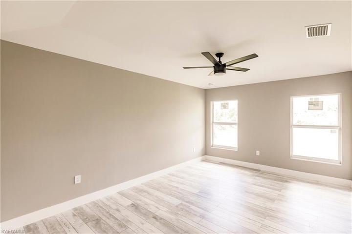 816  Maple N AVE, Lehigh Acres, FL 33972