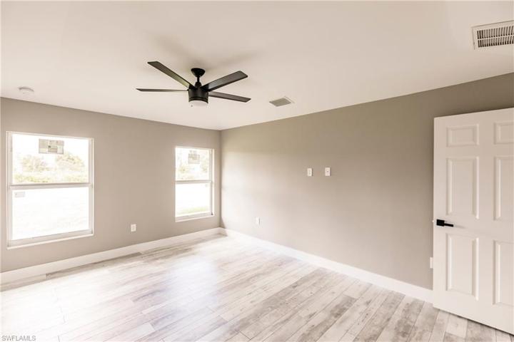 816  Maple N AVE, Lehigh Acres, FL 33972
