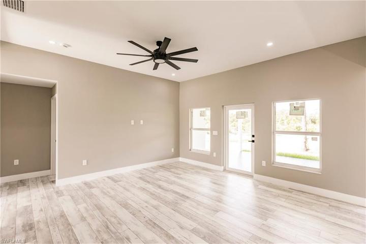 816  Maple N AVE, Lehigh Acres, FL 33972