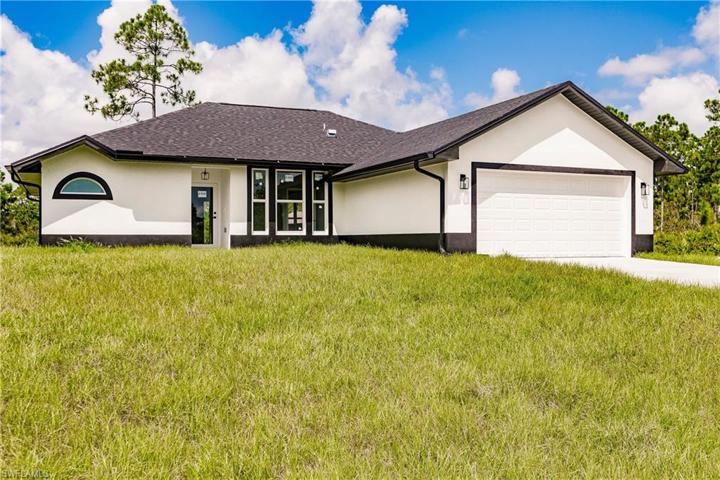 816  Maple N AVE, Lehigh Acres, FL 33972